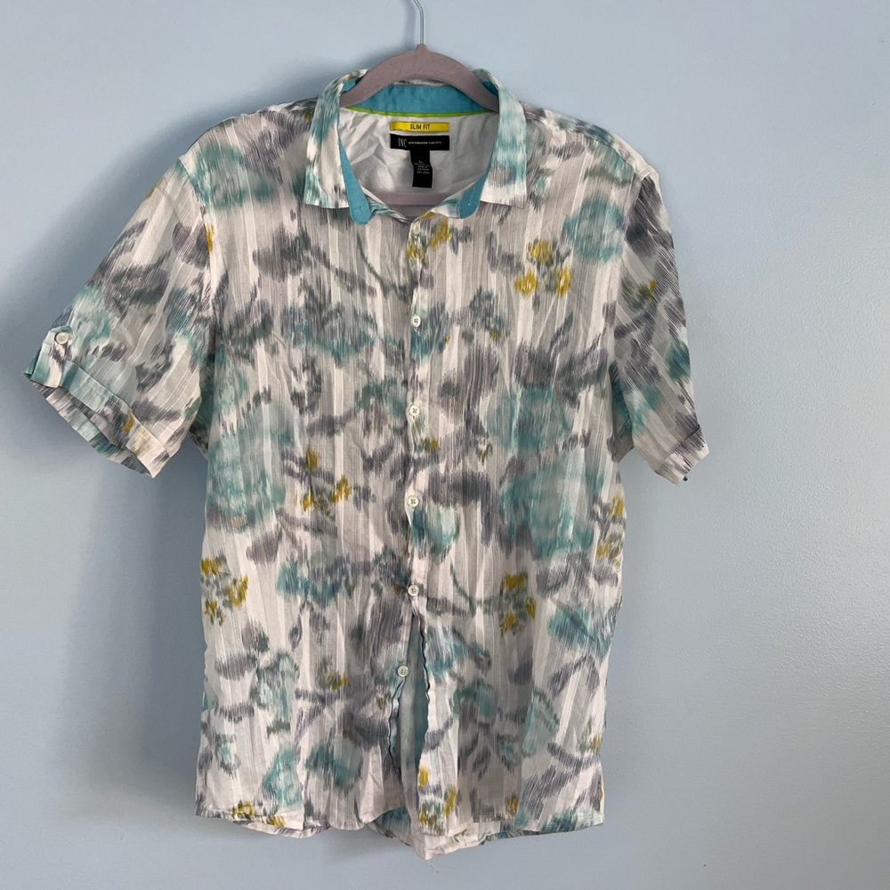 100% cotton INC men’s slim fit shirt with short sleeves. Size XL